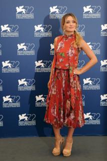Carolina Crescentini feet photo 5