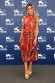 Carolina Crescentini feet photo 4