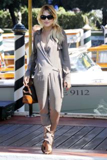 Carolina Crescentini feet photo 1