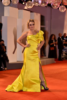 Carolina Crescentini feet photo 3