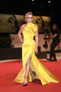Carolina Crescentini feet photo 1