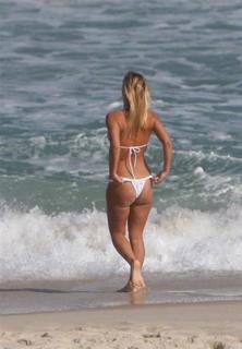Carolina Dieckmann feet photo thumbnail
