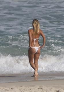 Carolina Dieckmann feet photo thumbnail