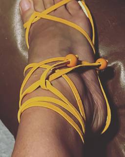 Carolina Dieckmann feet photo thumbnail