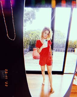 Carolina Dieckmann feet photo thumbnail