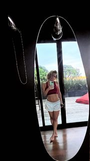 Carolina Dieckmann feet photo thumbnail