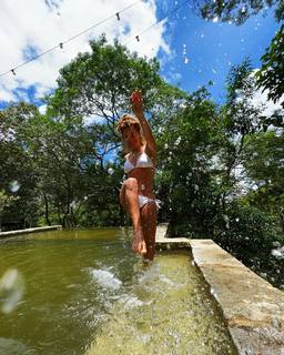 Carolina Dieckmann feet photo thumbnail