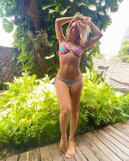 Carolina Dieckmann feet photo thumbnail