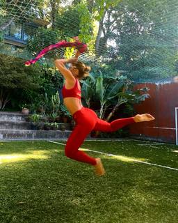 Carolina Dieckmann feet photo thumbnail