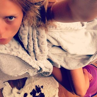 Carolina Dieckmann feet photo thumbnail