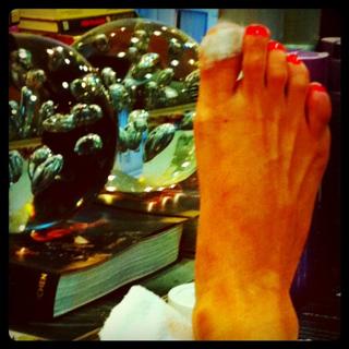 Carolina Dieckmann feet photo thumbnail
