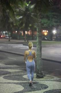 Carolina Dieckmann feet photo thumbnail