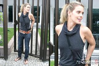 Carolina Dieckmann feet photo thumbnail