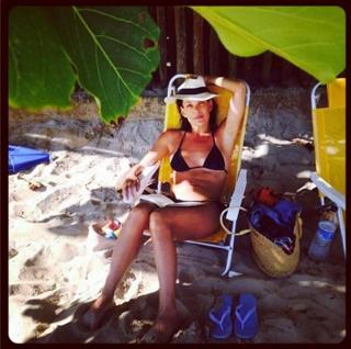 Carolina Ferraz feet photo 2