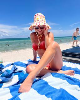 Carolina Gaitan feet photo 9