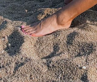 Carolina Gaitan feet photo 9