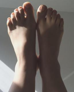 Carolina Kasting feet photo thumbnail