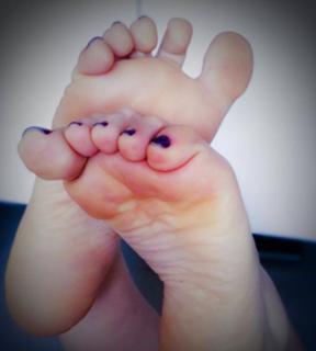 Carolina Kasting feet photo thumbnail