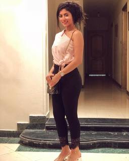 Caroline Azmy feet photo thumbnail