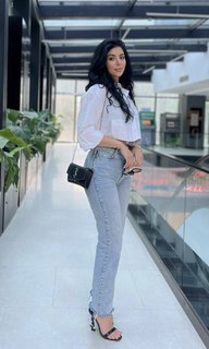 Caroline Azmy feet photo thumbnail
