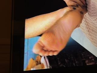 Caroline Flack feet photo thumbnail