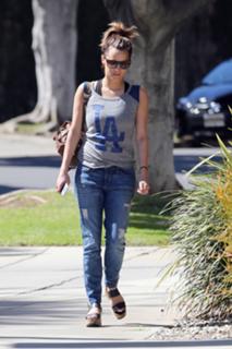 Caroline Flack feet photo thumbnail