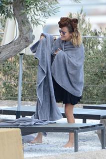 Caroline Flack feet photo thumbnail