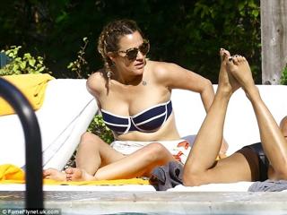Caroline Flack feet photo thumbnail