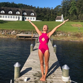 Caroline Fleming feet photo 3