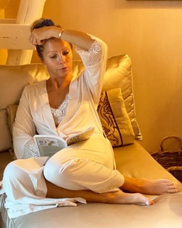 Caroline Fleming feet photo 8