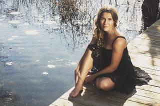 Caroline Jones feet photo 10