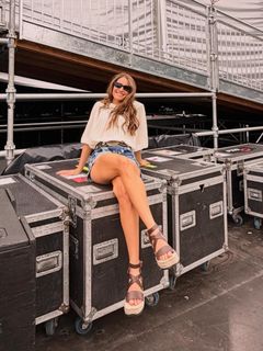 Caroline Jones feet photo 1