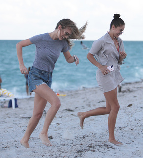 Caroline Lowe feet photo 9