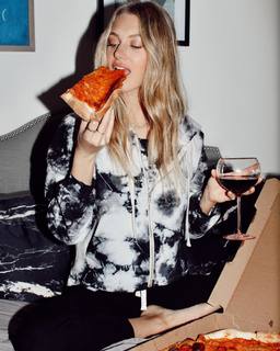 Caroline Lowe feet photo 8