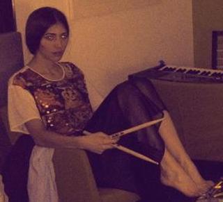 Caroline Polachek feet photo 4