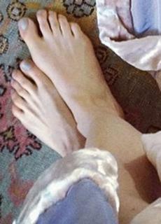 Caroline Polachek feet photo 1