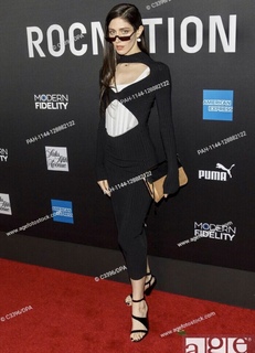Caroline Polachek feet photo 1