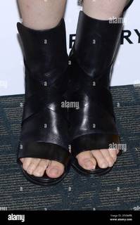 Caroline Polachek feet photo 17