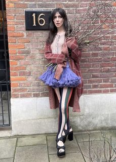 Caroline Polachek feet photo 9