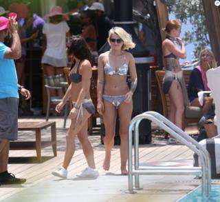Caroline Receveur feet photo 20