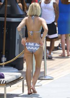 Caroline Receveur feet photo 18