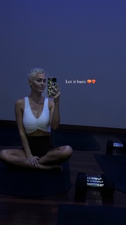 Caroline Receveur feet photo 8