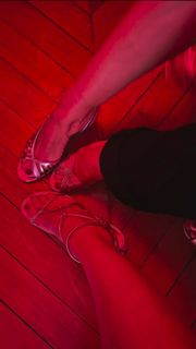 Caroline Roux feet photo 3
