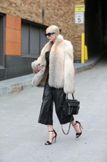 Caroline Vreeland feet photo thumbnail