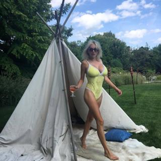 Caroline Vreeland feet photo thumbnail