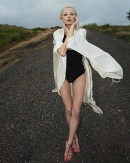 Caroline Vreeland feet photo thumbnail