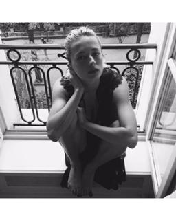 Caroline Vreeland feet photo thumbnail