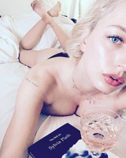 Caroline Vreeland feet photo thumbnail