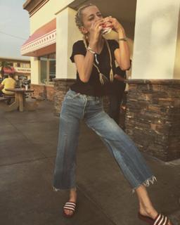 Caroline Vreeland feet photo thumbnail