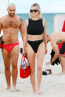 Caroline Vreeland feet photo thumbnail